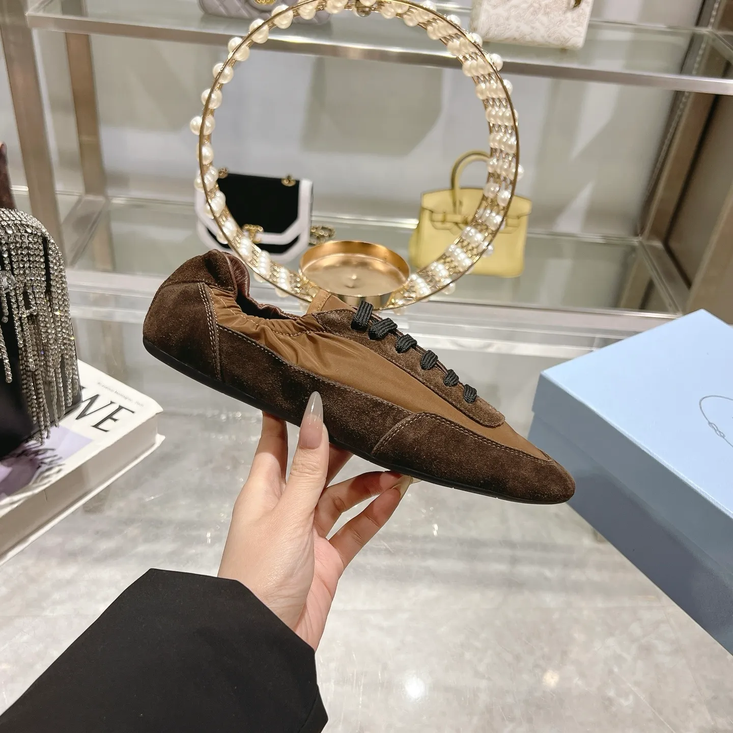 👟👟Ex-factory price 520👟👟Men's size +10 Couple style🎆Prada's new moral training shoes. The upper is suede with texture, and the inner sheepskin is wrapped. It is soft and waxy🎆The insole is thickened with lambskin. It is extremely comfortable to step on, has a sense of support, and feels well wrapped. The shoe shape is full of wrapping, light and easy to wear. A practical casual shoe that makes your legs appear taller! White is clean and refreshing, needed all year round, and can be easily worn with skirts and pants. Upper: imported suede/original molded fabric. Lining: sheepskin. Outsole: rubber outsole! Code number: 35-41 Color: burgundy blue brown green dark green yellow black red gray 9 colors available